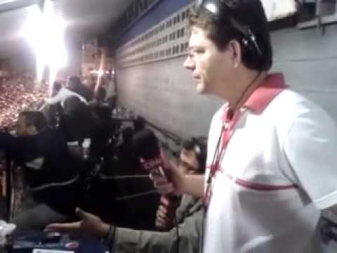 Juiz de Fora - As imagens do operador de áudio da CBN, Henrique Pinho, mostram o esforço que os narradores precisam fazerm em alguns estádios do Brasil para transmitir uma ...