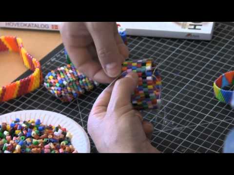 armbånd - http://bit.ly/iIqDmq Se hvordan du laver armbånd og andre smykker af Hama rørperler i filmen her. Se flere kreative film på http://www.avformtv.dk og køb din...