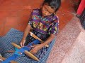 Mujer maya tejiendo
