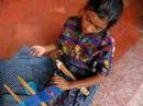 Mujer maya tejiendo