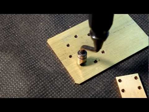 Kleine Bohrungen mit dem Entgratkopf und Handentgrater entgraten