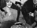 Bekijk muziek clip van The Andrews Sisters met I Can Dream, Cant I