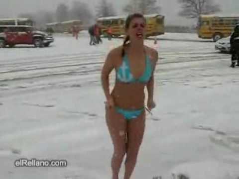 Rubia en bikini en medio del hielo