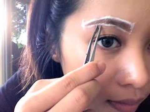 how to trim eyebrows using blade