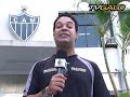 o t�cnico marcelo oliveira n�o comandar� o atl�tico na pr�xima temporada. a decis�o do clube de mudar a comiss�o t�cnica foi comunicada ao treinador pelo presidente alexandre kalil, em reuni�o realizada na tarde desta ter�a-feira (9), na sede de lourdes.o presidente atleticano disse que tinha a obriga��o de colocar para marcelo oliveira o seu pensamento, inclusive para que o treinador pudesse seguir a vida dele.tive um per�odo de quase 40 dias em que avaliei e acho que tomei a decis�o correta, espero que tenha tomado a decis�o correta. o atl�tico come�a a liberar e trabalhar o ano de 2009. ainda n�o tenho nome e o que fiz n�o dependeria de outro nome porque foi uma decis�o pensada, remo�da e que, para finaliz�-la, quis ir a porto alegre acompanhar a delega��o, ficar mais tempo junto, declarou o presidente.o ex-treinador alvinegro agradeceu o apoio da torcida e disse que respeita a decis�o, a entendendo como uma rela��o estritamente profissional.� um direito do presidente escolher o seu treinador. o alexandre elogiou o nosso trabalho, mas entende que deve mudar. quero agradecer, acima de tudo, ao torcedor. as manifesta��es de apoio que recebei foram muito grandes e isso � gratificante, recompensa qualquer coisa. deixo no atl�tico um trabalho de oito anos, incans�vel, e o torcedor reconhecer isso � muito importante para mim. tenho um hist�rico emocional no clube e tor�o para que o kalil, com uma nova mentalidade, possa organizar o clube e levar o atl�tico a tempos melhores, declarou marcelo oliveira.retrospecto de marcelo oliveira no time profissional do atl�tico2008 - 25 jogos - 8 vit�rias - 7 empates - 10 derrotas - 34 gols a favor - 40 gols contra - aproveitamento: 41,3%geral - 53 jogos - 19 vit�rias - 17 empates - 17 derrotas - 76 gols a favor - 73 gols contra - aproveitamento: 46,5%1� passagem como treinador efetivo - julho a novembro de 2003estr�ia no profissional - 19/5/2002 - atl�tico 2 x 0 mamor� - campeonato mineiro - belo horizonte* marcelo oliveira assumiu o comando da equipe profissional do galo em seis oportunidades, sendo quatro como t�cnico interino e duas como efetivo.jogos sob o comando de marcelo oliveira:1� passagem (t�cnico interino)19/05/02 - atl�tico 2 x 0 mamor�-mg26/05/02 - atl�tico 0 x 1 cruzeiro-mg30/05/02 - atl�tico 2 x 2 am�rica-mg2� passagem (t�cnico efetivo)23/07/03 - atl�tico 2 x 1 juventude26/07/03 - goi�s 1 x 1 atl�tico30/07/03 - corinthians 0 x 2 atl�tico03/08/03 - atl�tico 1 x 0 vit�ria06/08/03 - santos 3 x 3 atl�tico10/08/03 - atl�tico 2 x 3 corinthians16/08/03 - atl�tico 1 x 2 atl�tico-pr21/08/03 - guarani 2 x 2 atl�tico24/08/03 - atl�tico 1 x 0 bahia31/08/03 - coritiba 2 x 2 atl�tico03/09/03 - atl�tico 0 x 2 fluminense14/09/03 - atl�tico 2 x 0 ponte preta21/09/03 - s�o paulo 2 x 2 atl�tico25/09/03 - atl�tico 3 x 1 s�o caetano28/09/03 - fluminense 0 x 1 atl�tico05/10/03 - atl�tico 2 x 1 vasco09/10/03 - figueirense 0 x 1 atl�tico12/10/03 - atl�tico 0 x 1 cruzeiro-mg18/10/03 - gr�mio 2 x 2 atl�tico23/10/03 - atl�tico 2 x 2 paran�26/10/03 - paysandu 1 x 0 atl�tico01/11/03 - atl�tico 1 x 1 crici�ma06/11/03 - flamengo 3 x 2 atl�tico3� passagem (t�cnico interino)30/05/06 - guarani 0 x 0 atl�tico4� passagem (t�cnico interino)26/07/07 - atl�tico 3 x 0 fluminense5� passagem (t�cnico interino)18/05/2008 - goi�s 1 x 1 atl�tico6� passagem (t�cnico efetivo)03/08/2008 - atl�tico 2 x 1 sport08/08/2008 - santos 2 x 3 atl�tico09/08/2008 - atl�tico 0 x 4 gr�mio14/08/2008 - botafogo 3 x 1 atl�tico17/08/2008 - fluminense 1 x 0 atl�tico21/08/2008 - atl�tico 1 x 1 goi�s24/08/2008 - atl�tico 4 x 1 atl�tico-pr27/08/2008 - atl�tico 2 x 5 botafogo31/08/2008 - portuguesa 1 x 1 atl�tico03/09/2008 - atl�tico 1 x 1 s�o paulo13/09/2008 - ipatinga 3 x 2 atl�tico20/09/2008 - atl�tico 2 x 1 n�utico27/09/2008 - atl�tico 0 x 0 figueirense04/10/2008 - palmeiras 3 x 1 atl�tico11/10/2008 - flamengo 0 x 3 atl�tico19/10/2008 - atl�tico 0 x 2 cruzeiro/mg25/10/2008 - atl�tico 2 x 2 internacional29/10/2008 - coritiba 2 x 1 atl�tico02/11/2008 - atl�tico 2 x 1 botafogo09/11/2008 - vit�ria 0 x 1 atl�tico12/11/2008 - atl�tico 4 x 1 vasco23/11/2008 - sport 3 x 0 atl�tico30/11/2008 - atl�tico 0 x 0 santos07/12/2008 - gr�mio 2 x 0 atl�tico