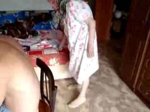 Оттраханная пожилая бабка разделась догола и играет со своим телом