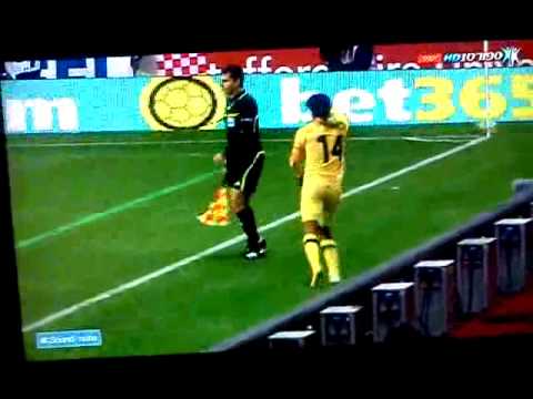 Yoav Ziv a une dent contre larbitre lors de Stoke City   Maccabi Tel Aviv