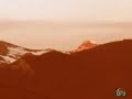 Uno de los placeres que la vida nos depara, consiste en levantarse temprano, ir caminando a la montaña, al valle, al campo o al bosque, y apreciar el amanecer. Cuando la tierra comienza a iluminarse y se llena de colores, se siente un estado de bienestar poco comparable a muchas otras experiencias y difícil de describir.