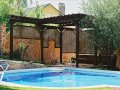 www.deckgarden.es EXTERIORISMO EN MADERA Tel.: 902 110 459. Pérgolas de madera; para jugar con el sol y con las sombras, para aportar un toque diferente y acogedor en su hogar. Instale una pérgola en su jardín por menos de lo que imagina y disfrute la diferencia. Puede estar muy cerca del salón, o en aquel rincón mágico del jardín, donde usted decida, donde más le guste. Si le instalamos una pérgola de madera estrenará un espacio nuevo, vestidas con toldos aportan un estilo propio, también podemos instalar la pérgola con lamas de Deck & Garden, usted decide. Mire las fotos de nuestra galería e imagine, después llámenos. La instalación es muy sencilla, sin obras, sin molestías y en muy poco tiempo sentirá el cambio. Las pérgolas de madera están de moda, no lo dude más. En las más lujosas y espléndidas viviendas unifamiliares encontramos porches de madera Porches de madera: es tiempo de vivir el jardín. Construimos una nueva sala de estar, un comedor para disfrutar con nuestros amigos esas jornadas de verano. Ampliamos el espacio hacia el exterior. Un porche de madera; cálido y fresco a la vez, usted y los suyos lo merecen. Las vigas de madera, tan únicas, tan elegantes aportarán a su vivienda un valor añadido que usted disfrutará también en los días templados del invierno, en esa butaca del porche uno está tan cómodo que un poco de fresco no importa. Y si queremos otro salón, un cuarto de estar, un comedor de invierno, creamos un porche cerrado y acristalado, o abierto y <b>...</b>