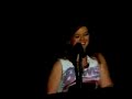 Kelly Clarkson Squashes A Bug During Concert (Funny!)