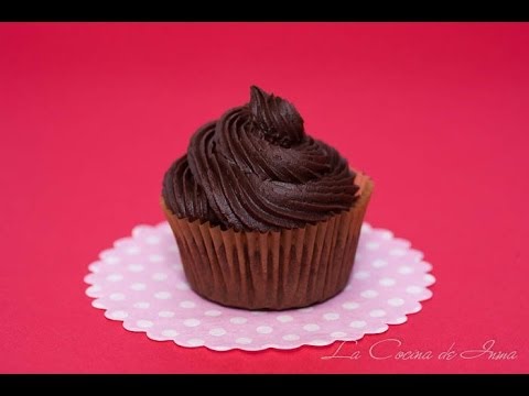 curso de chocolate - Ingredientes (para cubrir 12 cupcakes): 300 gr. de azúcar glas. 100 gr. de mantequilla. 40 gr. de cacao en polvo (yo uso el de la marca Valor sin azúcar). 3 ...