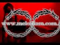 sitio oficial: http://www.melodiam.com.ar
bajate el tema: http://www.melodiam.com.ar/discografia/2006_-_escaparate/melodiam_-_14_-_menta_y_limon.zip
bajate el disco: http://www.novenoarte.com.ar/melodiam/2006_-_escaparate.zip


14 - menta y lim�n (roque narvaja)

nos miramos una vez y supimos en seguida que pasaba

nos hablamos una vez y salimos a buscar la madrugada

el vino fue un c�mplice para toda aquella fiesta de palabras

y al cabo de un tiempo de querernos nos casamos de ma�ana

 

no era f�cil trabajar y dif�cil llevar dinero a casa

yo so�aba m�s y m�s pensando que te tranquilizaba

el fracaso fue un cristal para ver nuestra pareja separada

y al cabo de un tiempo de enga�arnos todo qued� en nada

 

y espero despierto la ma�ana

fum�ndome el tiempo en la cama

llenando el espacio con tu cara

canela y carb�n

 

mis manos son hielo sin tu espalda

mi frente el infierno sin tu calma

mis ojos, la pena en la mirada

menta y lim�n,

 

por las calles de mi vida voy mezclando la verdad y la mentira

me cambio el nombre en cada esquina y le pongo al tuyo una sonrisa

he dejado de beber y como tu fruta preferida

y escapando de mi suerte y de mi mismo vuelvo al punto de partida

y espero...