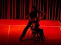 Luiz Passos e Viviane Macedo Zouk em cadeira de rodas.