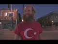 Birisi I Am Goodbye videosunda Turk bayrakli t-shirt giymis kendi basina halay cekip sarki soyluyor? Saka yapmiyorum, yeni gordum klibi de. Bu gercekten Bonnie 'Prince' Billy mi? Birisi ayni sakaldan birakmis geyik mi yapiyor?   http://www.youtube.com/watch?v=PxQuH910xc4