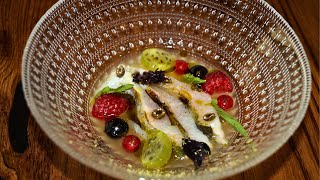 Gegrillte Forelle an gepickelter Qualle mit Holunderblüten und Yuzu-Dressing mit Beeren Gegrillte Forelle an gepickelter Qualle mit Holunderblüten und Yuzu-Dressing mit Beeren