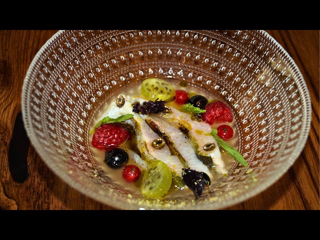 Gegrillte Forelle an gepickelter Qualle mit Holunderblüten und Yuzu-Dressing mit Beeren