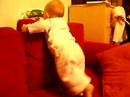 Maélya se met debout puis assis