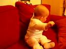 Maélya se met debout puis assis