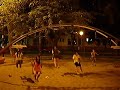 Noche en la plaza, hamacas, saltos locos, etc. Noche en la plaza, hamacas, saltos locos, etc.