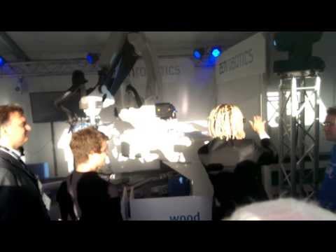 Spyd3R00 - Jufo Peltomaa ja Jyrki Katainen esittelevät Zen Roboticin robottia.