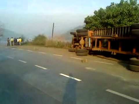 Truck accident: truck driver narrowly escaped from the jaws of DEATH.MP4