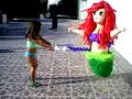 Ximena pegandole a la pi�ata de la sirenita