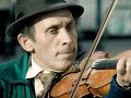 taraf borzo : cs�rd�s
concert donn� � lille en 2000. 

est-ce de l'authentique musique traditionnelle hongroise ou tsigane ? ou les deux ? en tout cas, ces petits fran�ais de taraf borzo ont tout compris du style musical de l'europe centrale. une interpr�tation convaincante et une �nergie communicative.
rien du groupe taraf borzo dans le visuel de la vid�o, juste des images de hongrie et de transylvanie. pas de c�l�brit�s, plut�t des paysans et des musiciens des rues, des danseurs folkloriques et des bals dans des auberges de campagne. j'y ai ajout� des chevaux, du goulache et des salamis, sans lesquels - en plus de la musique naturellement -  les hongrois ne sauraient trouver un peu de joie de vivre.