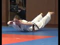 Le Kyokushin ou Kyokushinkai est un style de karaté, fondé par Masutatsu Oyama, de son véritable nom Choi Young-i. Le premier Dojo Kyokushinkai est créé dans un quartier de Tokyo en 1953. C'est Shihan Bobby Lowe qui exporte pour la première fois le Kyokushinkai en dehors du Japon, avec l'ouverture d'un Dojo à Hawaï. 1964 voit l'ouverture du premier Honbu Dojo, et c'est en fait seulement à cette date que Maître Oyama donne à son style le nom de Kyokushinkai. Kyokushinkai signifie en japonais l'« école de la vérité ultime ». Développé par Masutatsu Oyama, à partir des techniques du karaté japonais, le Kyokushin est un karaté de full-contact, qui met l'accent sur l'efficacité en combat réel. La légende veut qu'Oyama ait, à l'occasion de démonstrations, combattu et mis à mort des taureaux, sans arme ni protection.Dans cette école, les étudiants aussi bien que l'enseignant prennent part aux combats. A la différences des autres styles de karaté, le Kyokushin, en règle général, n'autorise pas le port d'une protection lors des combats. Les coups sont portés avec une force maximale. Il n'est pas permis de frapper avec les mains dans la tête de l'adversaire, en revanche les coups de pied et de genou sont permis et certains sont d'une grande puissance (par exemple Kagate ou Hiza geri).Version haute définition :http://www.y-r-zz.comhttp://yurenzhizuo.free.fr/kyokushinkai/kyokushinkai.rarPour toute autre information concernant le club jp.am.renouard@wanadoo.frRéalisé par www.y-r-zz.com