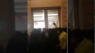 لحظة اقتحام أشخاص ل Apple Store ببوردو و نهب منتجاته خلال الاحتجاجات