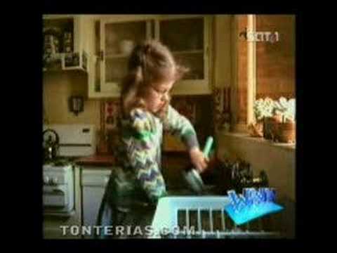 Linda niña lavando un portatil - Comercial