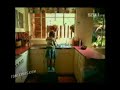 Linda niña lavando un portatil - Comercial