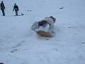 Atti bezwingt mit dem Skateboard die Schneeschanze