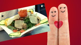 Rucola Salat mit gegrillten Austernpilzen, Pinienkernen, Paremsan mit Hausdressing an Gurkenherzen und Rosen aus Obst & Gemüse Rucola Salat mit gegrillten Austernpilzen, Pinienkernen, Paremsan mit Hausdressing an Gurkenherzen und Rosen aus Obst & Gemüse