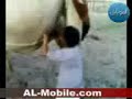 طفل ممن يشجعون الرضاعه الطبيعيه ههههه