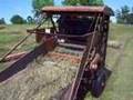 videos de Video of Allis-Chalmers Roto-Baler Baling Hay