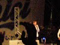 Cassy Fra e Roberta scherzano sul palco mentreCristina balla