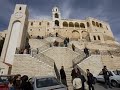 يروي المؤرخون أن الأمبراطور البيزنطي يوستنيانوس الأول لما خرج بجيوشه لمهاجمة الفرس، مرّ بطريقه عبر سوريا فوصل إلى صحرائها حيث عسكر الجند مع خيولهم ومعداتهم، ولكن ما لبث أن فتك بهم العطش نظراً لقلة المياه في تلك البقاع. وفيما هم على هذه الحالة المؤلمة، إذ بأنظار الملك تقع من بعيد على غزالة شهية للصيد، فأخذ يطاردها بحماس شديد حتى أن التعب كاد أن ينهكها، فوقعت على رأس تل صخرية، ثم اتجهت صوب ينبوع ماء عذب متدفق رقراق. وهناك لم تترك الغزالة للصياد أي فرصة ليطلق السهام عليها بل فجأةً تحولت هيئتها إلى أيقونة للسيدة العذراء يشع منها نور عظيم ... وخرجت من الأيقونة يد بيضاء وامتدت عن بعد نحو الملك الصياد، وقالت له: لن تقتلني يا يوستنيانوس ... ولكنك ستشيد لي كنيسة هنا على هذه الرابية ... عادت العذراء 