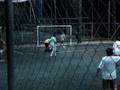 videos de Junior quebrando o galho de goleiro.