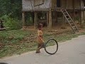 Bambini laotiani giocano con la ruota a Nong Khiaw