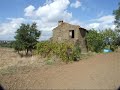 bellissimo casaletto dalla sagoma tradizionale. Meroviglioso contesto e vista. supervalore deteminato dal fatto che è tutto in originale pietra antica. Decisamente Più che remantico. Una nota sulla proprietà: Deriva da antico possesso, ed è in corso la causa di uso capione.