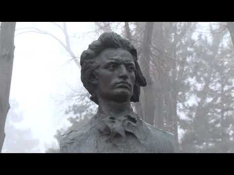 Președintele Igor Dodon a depus flori la bustul marelui poet Mihai Eminescu