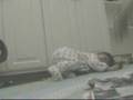Beb� rindo rasgando papel