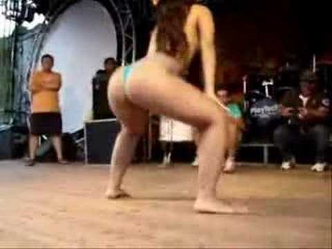 Morena Gostosa de biquine dançando creu