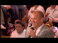 Paul de Leeuw met virtuele Andre Hazes - Uit mijn Bol in Moo Paul de Leeuw met virtuele Andre Hazes - Uit mijn Bol in Moo