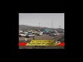 مردم در سالگرد مرگ خمینی برای رفتن به شمال روانه جاده ها شدند و در این فیلم نشان داده میشه که جاده قزوین-رشت به دلیل ترافیک شدید و هجوم خیلی زیاد ماشین ها برای رفتن مسدود اعلام میشه.