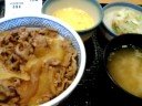 牛丼、玉子、おしんこ、味噌汁。これ最強。玉子はまんべんなくかけるのではなく、片側のみにかける。醤油は絶対に入れない。これ常識。もしくは牛丼を半分食べてから、玉子をかける。いや～、分かってらっしゃる。　そういえば免許書き換えのときに寄ったんだな。
