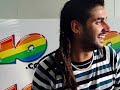 Melendi - La aceitunaLetra:Estaba en la terraza, del bar del tío PepeTomándome un vermú, viendo pasar la genteCuando de repente, apareciste túCon esa delantera, andares de panteraMirada prepotente, galones cual tenienteY entre mis dientes, tan solo la aceitu......na del Martini que tiré nada más verteY pidiéndole a Dios suerte, fui a robarte el corazónY es que yo soy un artista, como la copa de un pinoBebo siempre en bota el vino, me gustan las mujeresMás que a un tonto un caramelo, más que una becaria a ClintonMe gustan las morenas, las gordas, las sirenasCon pecas y sin ellas, y hasta las que tienen barbaMe parecen que están buenasY hay que siempre arriesgar, en cuestiones de amorPorque el tiempo se esfuma, y mi ritmo es más lentoQue el de un caracolSe hacía la despistada, yo al cielo le silbabaCuando le pregunté, perdona qué hora esY ella como enfadada, me dijo son las tresDespués le pregunté, que hacia una mujerTan guapa como tú en un sitio como ésteY ella echando pestes, quiso dar a entenderQue ella nunca se olvidaba de una caraPero por ser yo tan varas, conmigo haría una excepciónY es que yo soy un artista, como la copa de un pinoBebo siempre en bota el vino, me gustan las mujeresMás que a un tonto un caramelo, más que una becaria a ClintonMe gustan las morenas, las gordas, las sirenasCon pecas y sin ellas, y hasta las que tienen barbaMe parecen que están buenasY hay que siempre arriesgar, en cuestiones de amorPorque el tiempo se esfuma, y mi ritmo es más lentoQue el de un caracol.