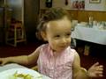 Isabel comiendo picante