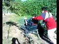 hombres vs cajas de frutas