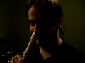 Cosme tocando flauta con la nariz